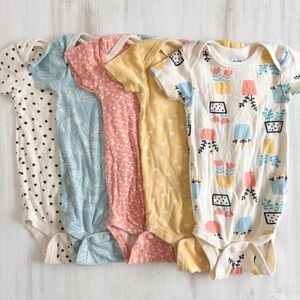 Gerber organic short-sleeved onesies bundle (size 6-12 months)
